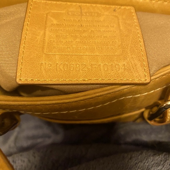 Vera Pella hand bag . Italian pLeather clean inside and outside . Barely used. - Picture 13 of 13